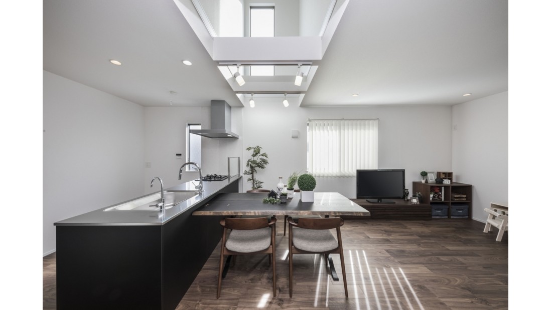 リビング上部の吹抜けから差し込む光が明るさをもたらすと同時に、シルエットまでもが内装の一部となる設計。