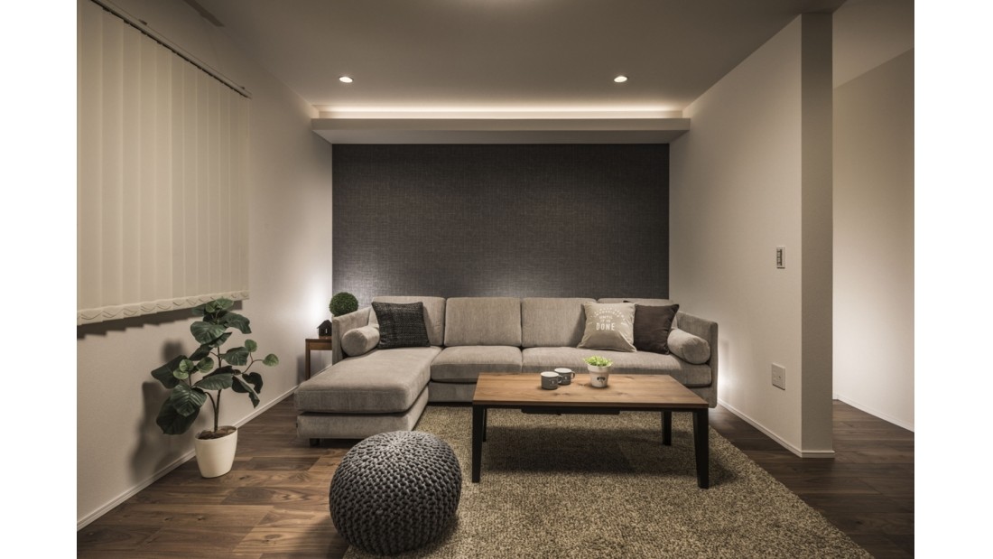 リビングは、シックなアクセントの壁紙に間接照明を用いた落ち着いた空間に。