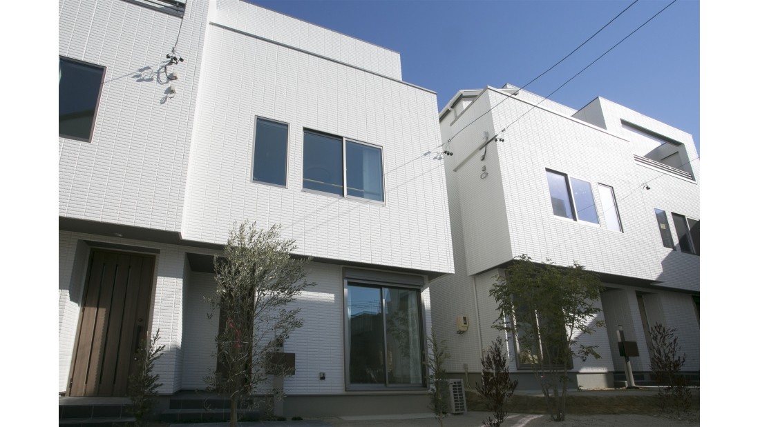 真っ白なＡＬＣコンクリート外壁を使用。外壁全てを覆っており、６０年張替え不要の強く美しい高耐久外壁。