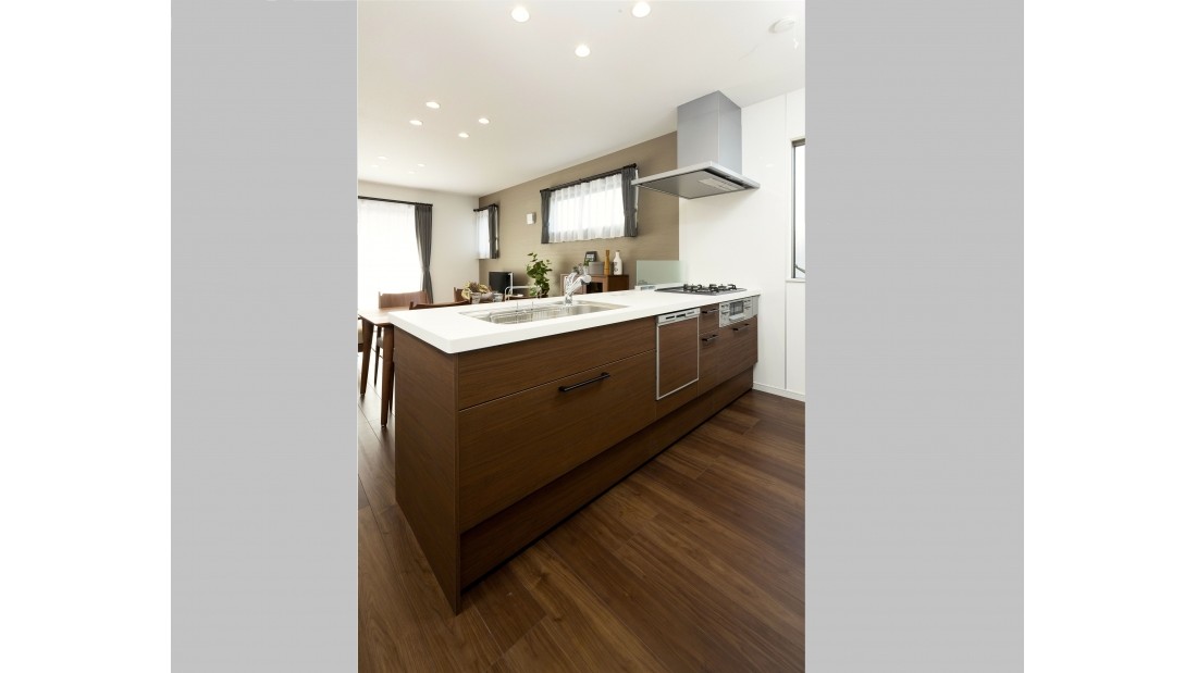 キッチンパネルもダークブラウンで統一。
リビング空間と調和し、より一層の重厚感が際立ちます。