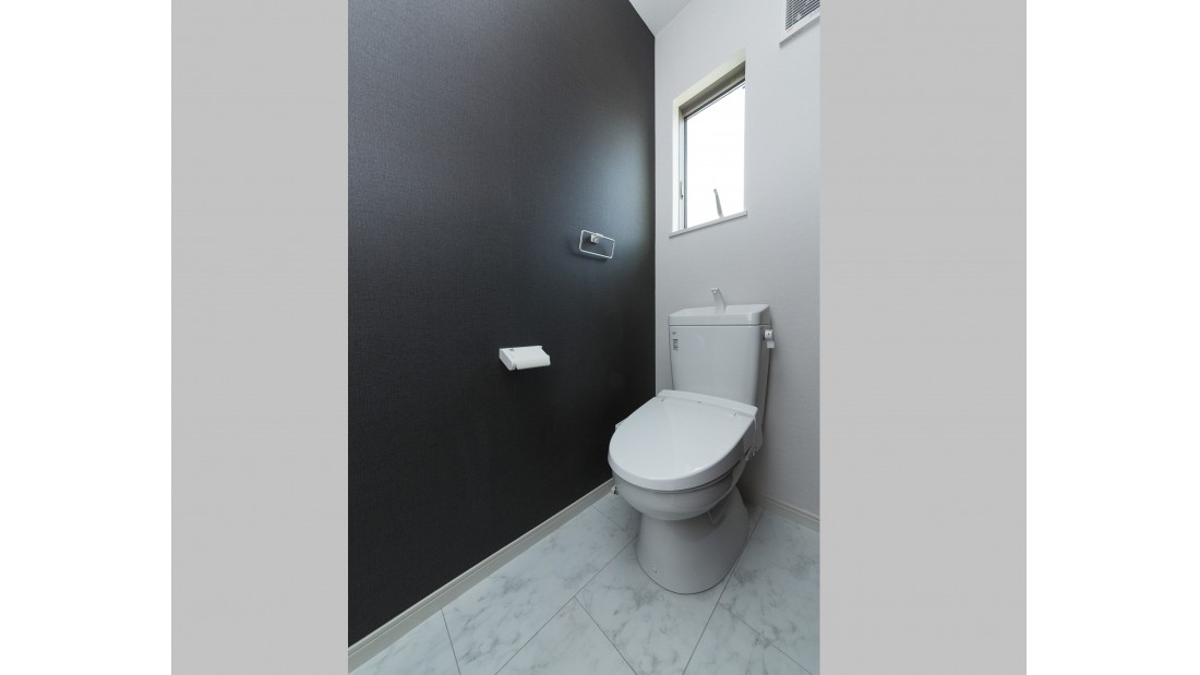 トイレ室のアクセントに細かで不揃いな網目のファブリック調のダークカラーを採用し落ち着ける室内でコーディネート。防カビ・表面強化加工も施されています。