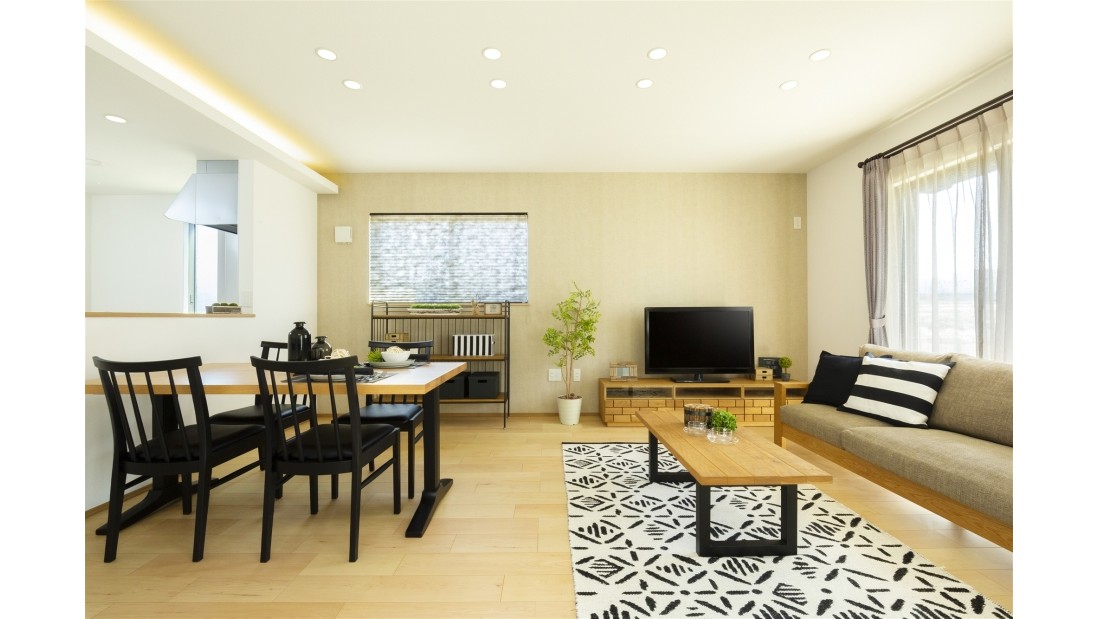 ナチュラル＆ブラックの洗練された空間。
キッチンの天井は1段下げ、間接照明を採用。柔らかな光が、リビング全体を包むと同時に高級感も演出。