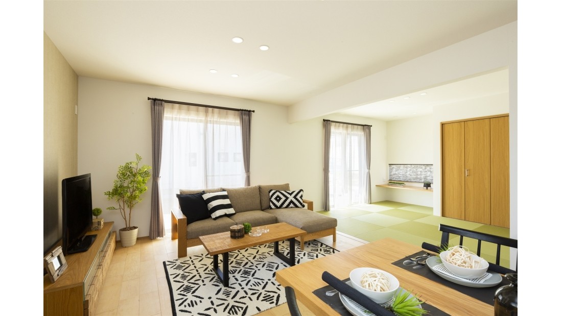 和室続き間利用できる広々リビング。
続き間利用だと23帖の大空間。