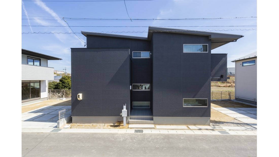 外壁はコンクリートの１０倍の断熱性のある旭化成建材のＡＬＣコンクリート外壁。ブラックカラーを採用し、シャープな外観が際立ちます。
太陽光発電10.67ｋＷ搭載可能な大屋根構造です。