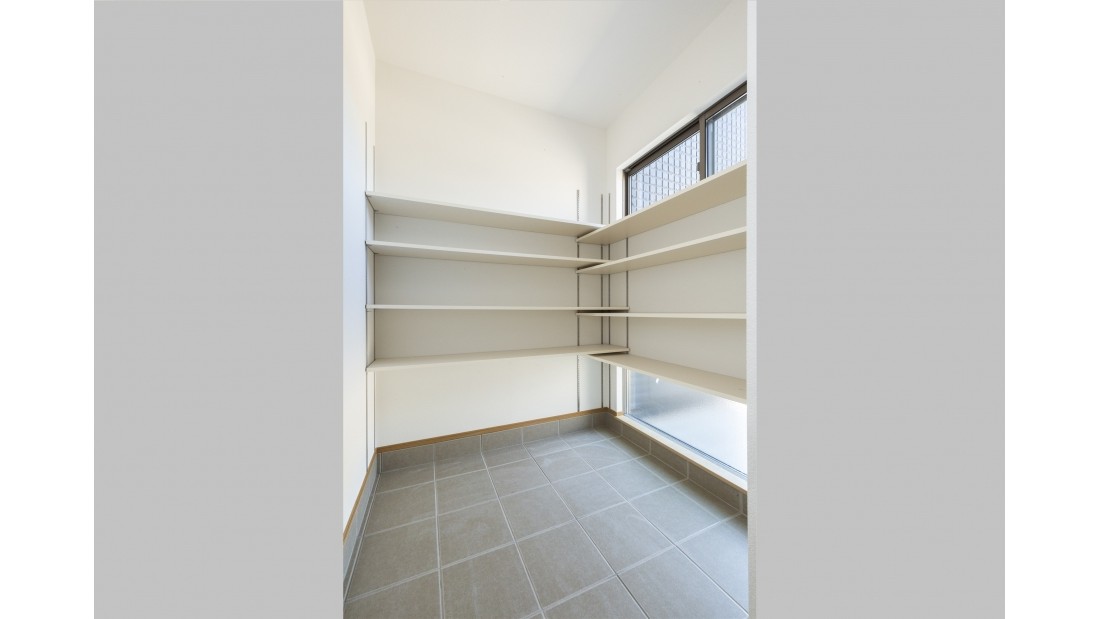 広い玄関には大容量シューズクロークを完備。
大きな土間は、遊び道具の収納や自転車の車庫としても利用可能。