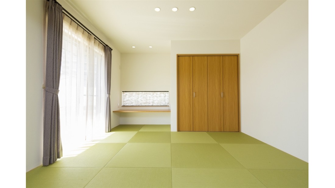 お子様の遊び場や客間としても使えるスタイリッシュな和室。琉球畳を採用した和室は７帖の広さがあります。
