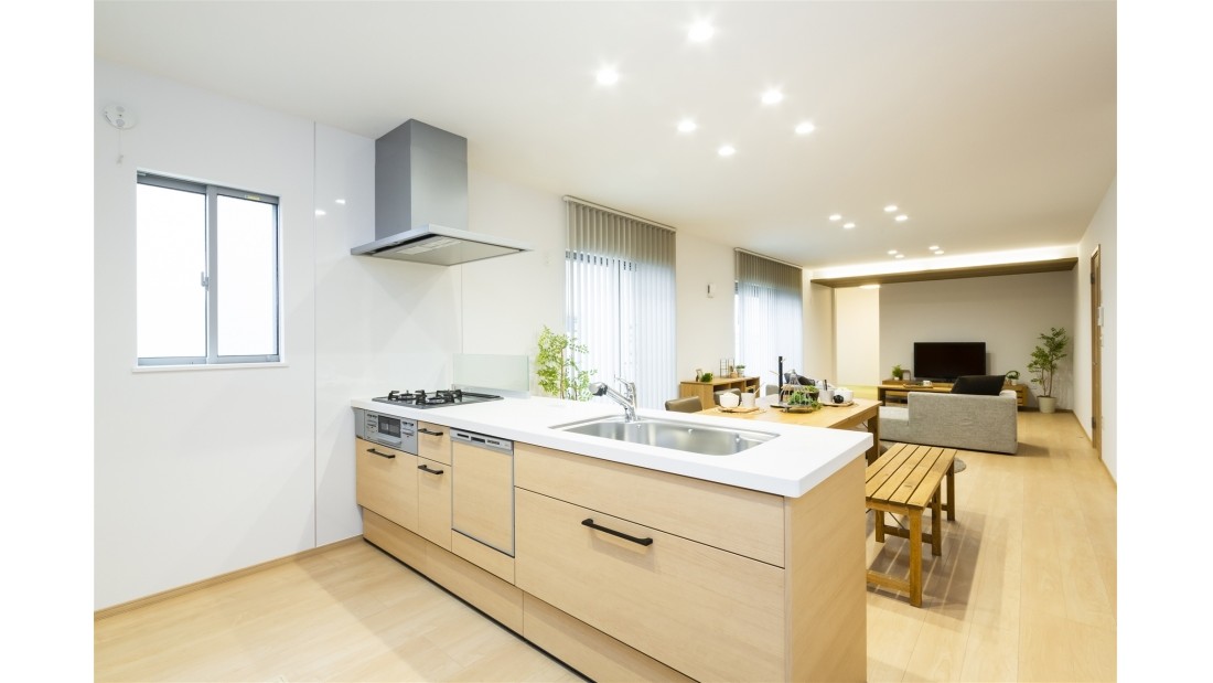 床色・キッチンは淡い木目の色調でナチュラル感を演出。リビングの折下げ天井に濃い木質の柄をアクセントで入れて、柔らかい空間を引き締めています。