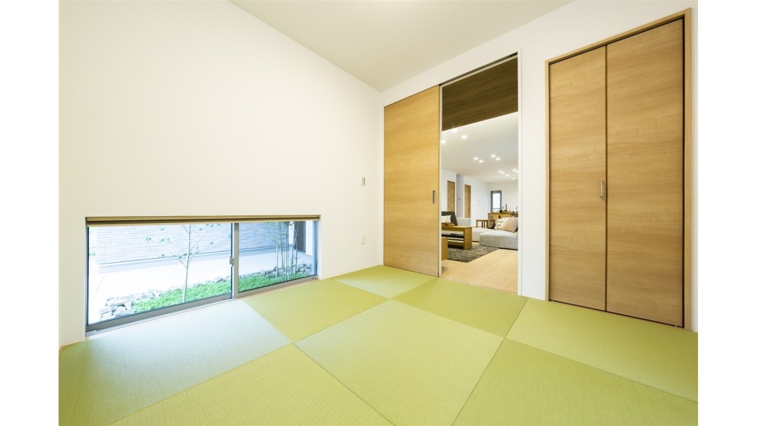 リビングのＴＶボードの裏側に続き間で和室を配置。散らかりやすいリビングの収納兼、客間として利用できます。和室からは玄関横の坪庭を眺めることが出来ます。