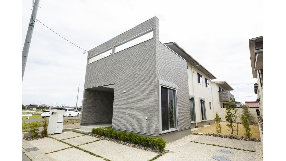 リビングから繋がるメインガーデンは59帖。お子様やペットとリビングにいながら遊べる広々としたプランニングです。