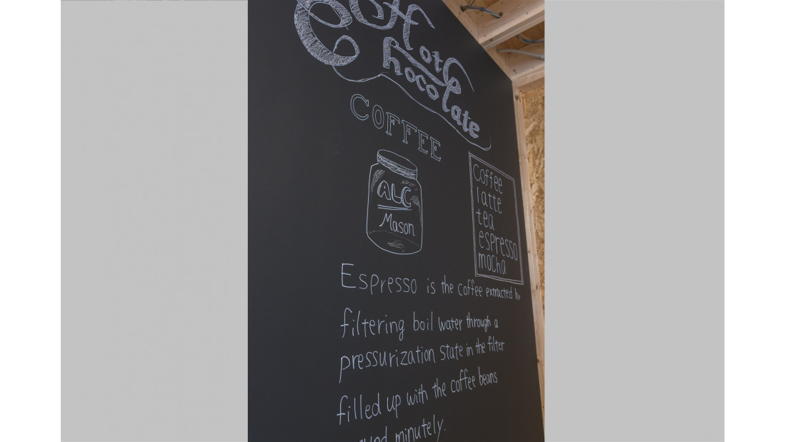 総ステンレスのキッチンの横の壁には黒板塗装を施工。家族の予定や食事のメニューが書き込め、コミュニケーションを育む遊びの要素を採用しました。