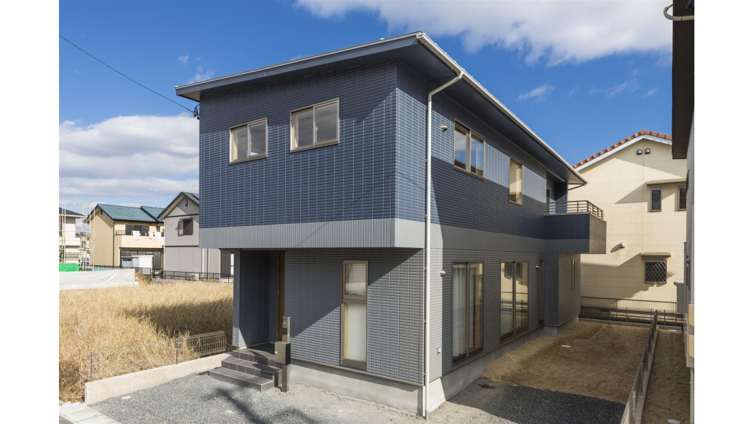 外観は総ＡＬＣコンクリート外壁。内側は木地を見せるため、外断熱工法を採用。コンクリートの10倍の断熱性を持つＡＬＣ外壁の強さを活かしています。