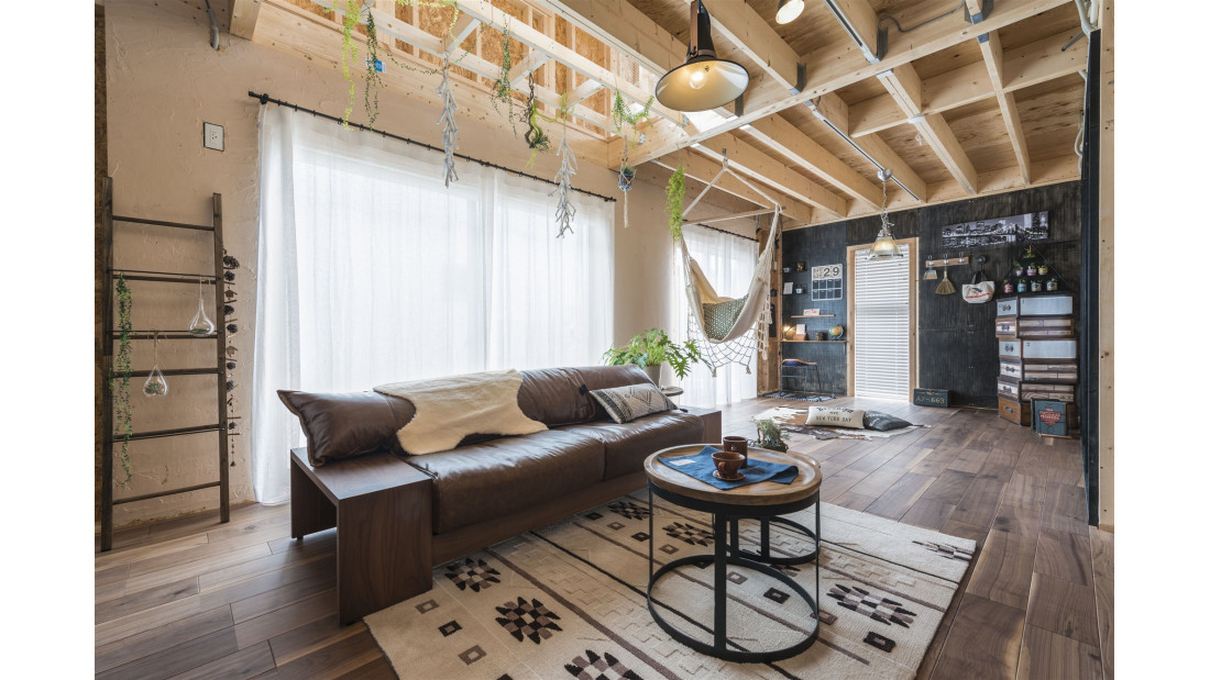壁はＤＩＹ感を出すため手塗りした塗り壁やアンティーク調の木材を採用。アンティーク家具やハンモックなどのアウトドアが似合うブルックリンスタイル。