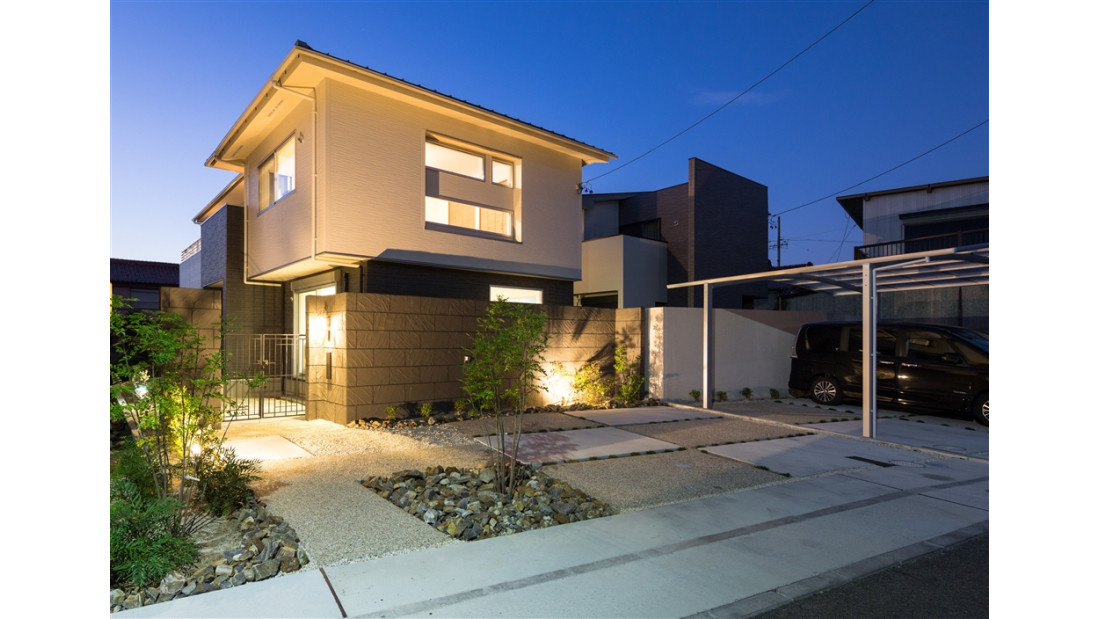 2ｍ以上の壁に囲まれた外観は、高いプライバシー性と同時に、重厚な高級感を与える外観デザイン。