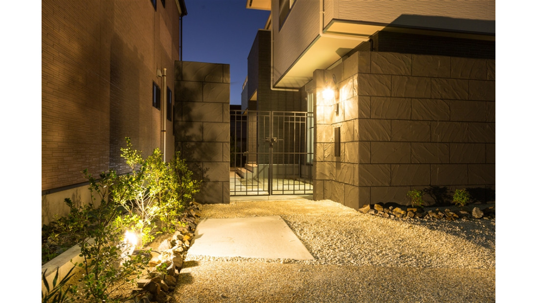 日々の暮らしで住まう人を見送り、また出迎える役割のエントランス。重厚かつ機能的なデザインの門にこだわりました。