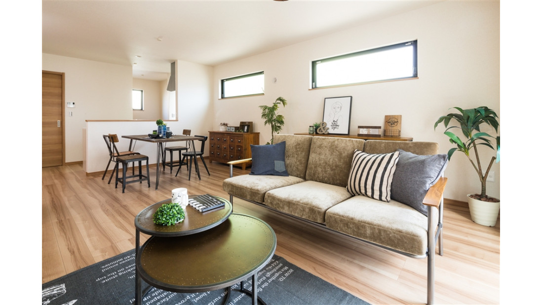 床色をダーク色にすると男性っぽさが際立つため、あえて合わせやすいブラウン系を配置し、無骨さと柔らかさが同居するようにコーディネートしました。