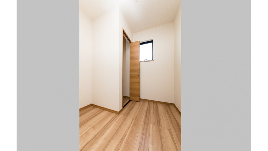 キッチン横には大容量のパントリースペース。扉付きの収納も備えています。