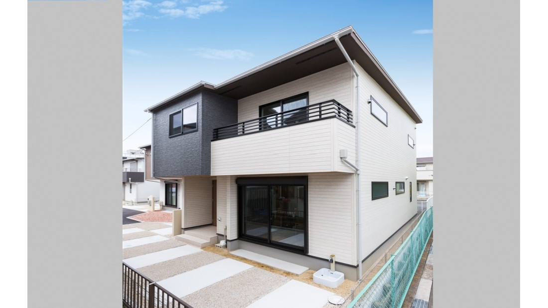 黒の窓サッシが内観と同様に、外観にも引き締まった印象を与えています。