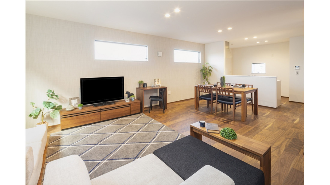 床色、建具は濃い目のブラウン色で統一。リビングのアクセントクロスには上品なグレーのアクセントクロスを配置し大人な空間に仕上げました。