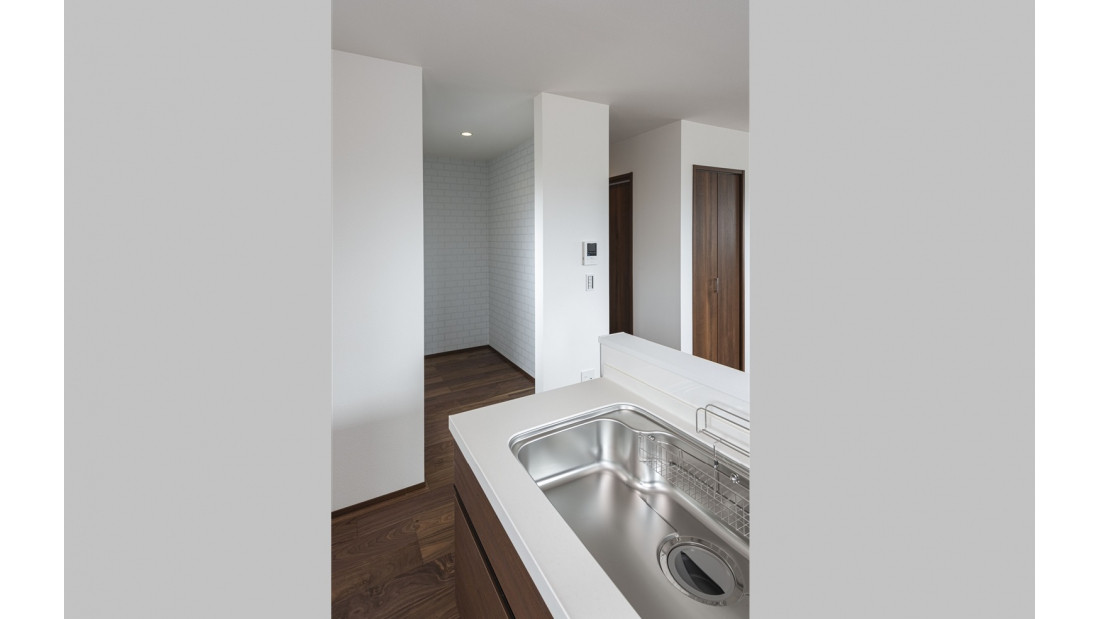 キッチンの横の大容量パントリースペース。パントリーにも上品なアクセントクロスを採用。