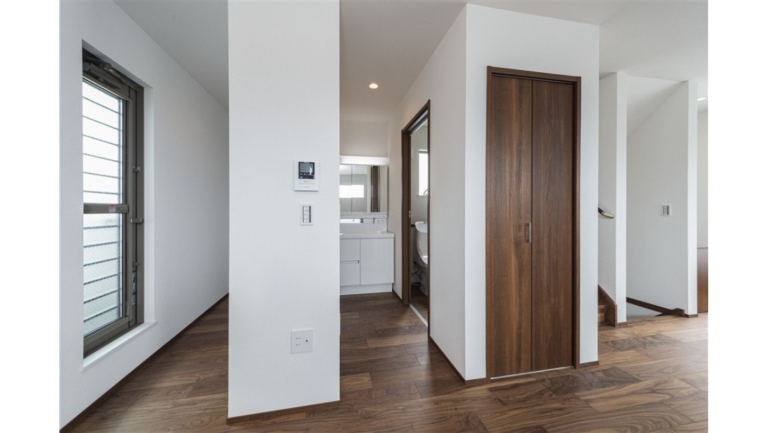 プライバシー性の高い２階リビングには、メインの洗面とは別にセカンド洗面があり忙しい朝などに便利。キッチン横にはパントリーとゴミ置き場などに使える勝手口があり機能的な配置です。