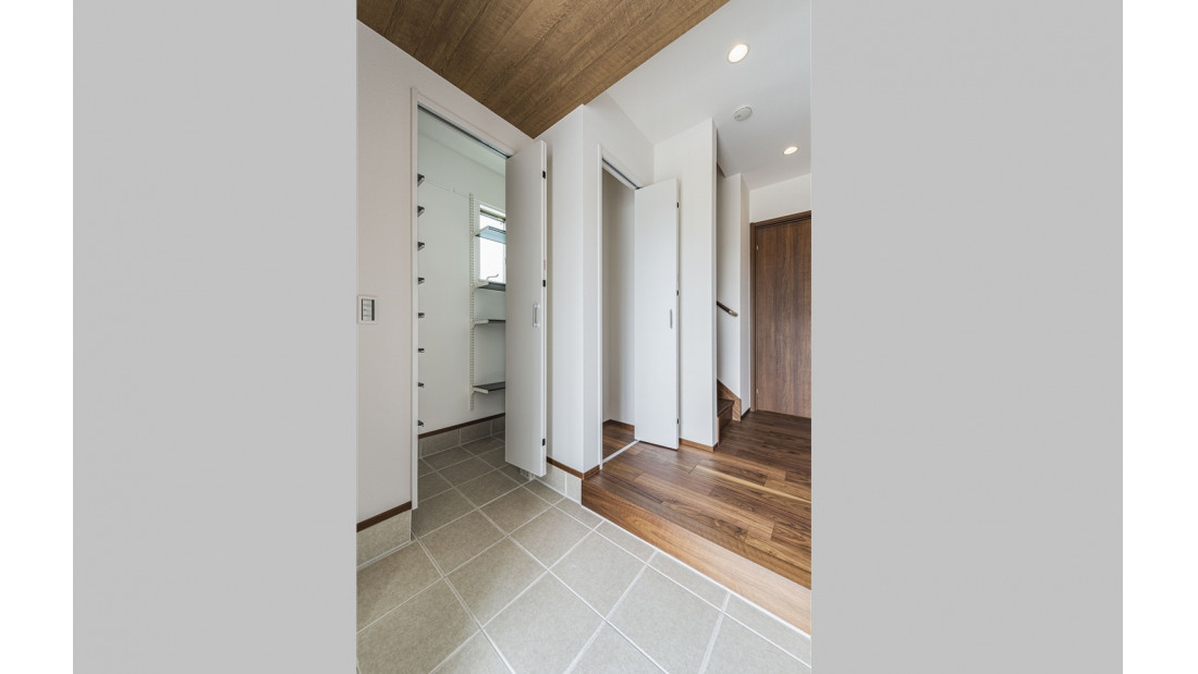 玄関は大容量のシューズクローク。土間も広く自転車やベビーカーも収納できます。