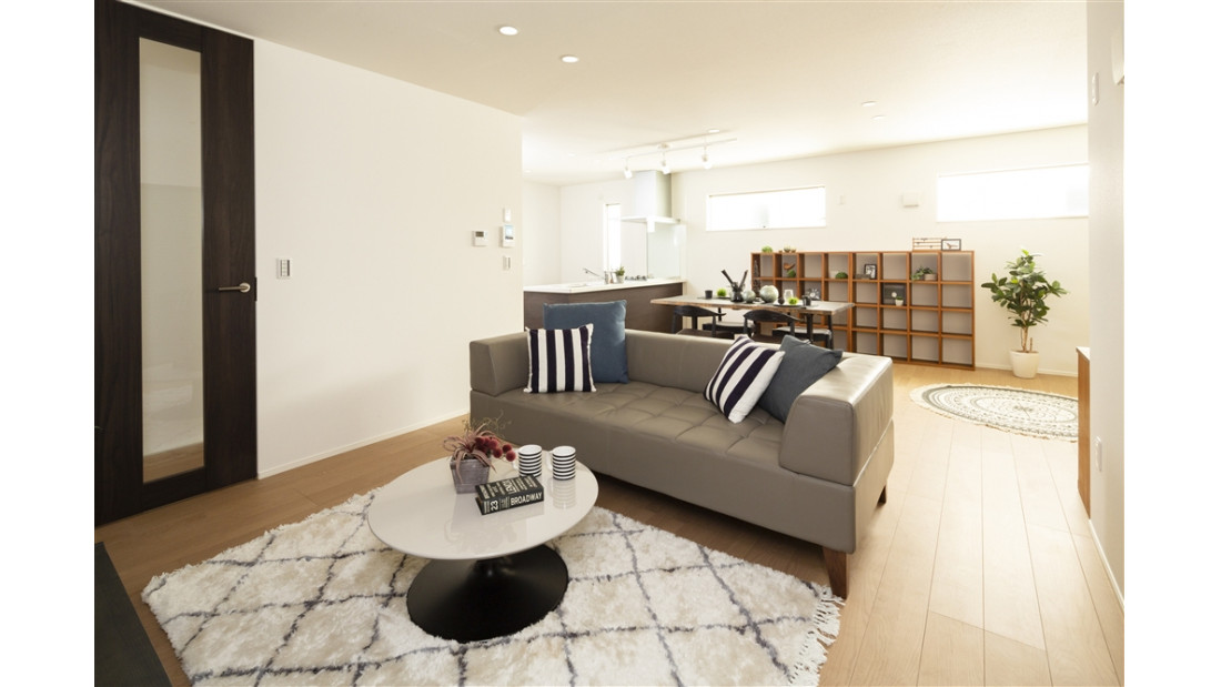 リビングのメインドアをハイドアにすることで全体が引き締まり、上品な空間を演出しています。