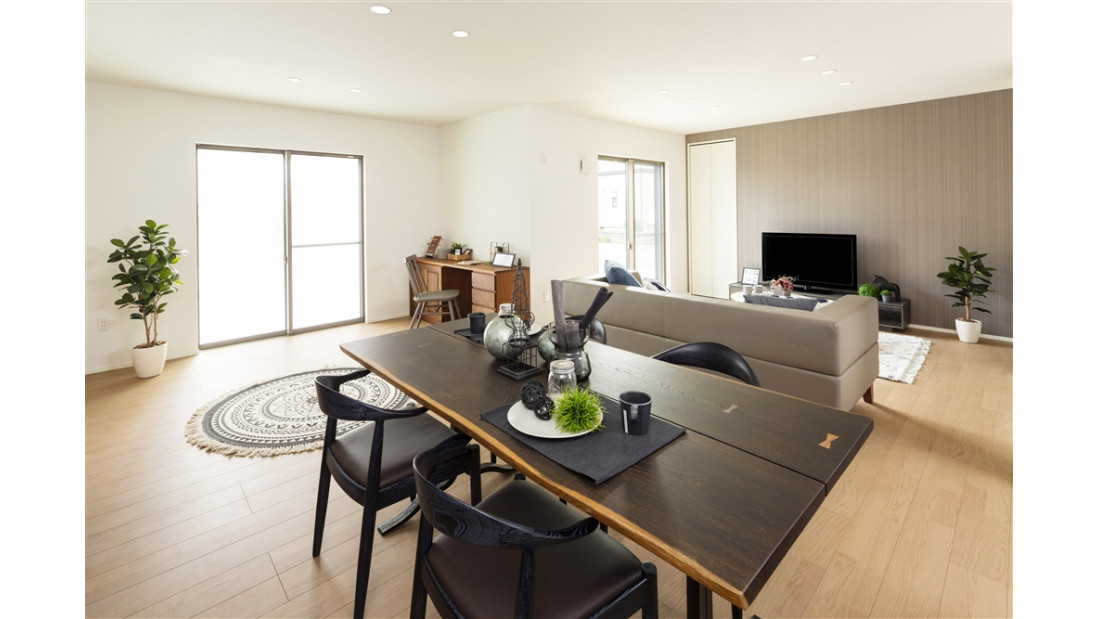 リビングのクロスにはアースカラーで上質感のあるもの採用。また、掃除道具などを収納しておくクローゼットも配置しました。