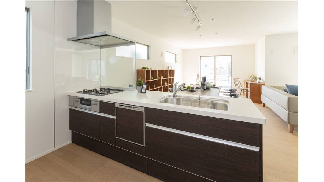 キッチンカラーもダークカラーで統一。フラットな天板が広いリビングをより一層広く見せています。