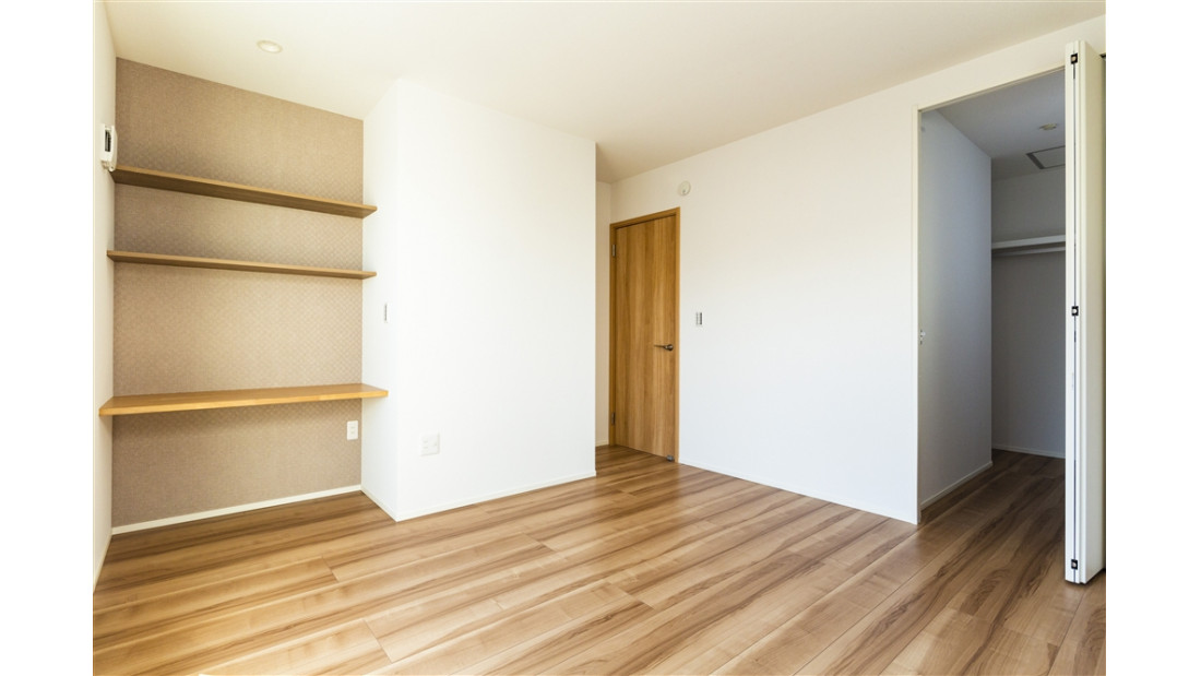 寝室には大型のウォークインクローゼットのほか、飾り棚を設置しちょっとしたインテリアを置いたり、パソコンデスクとしても利用できます。