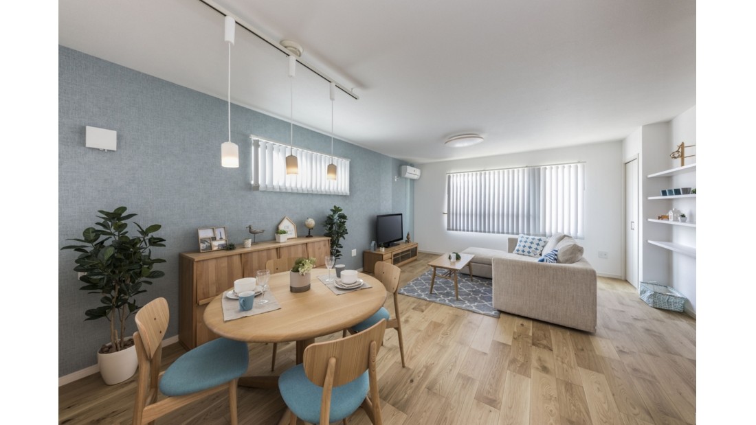 ペール色の天然木を床色に配置し、アクセントクロスはさわやかなブルーを採り入れたナチュラルテイストの内観。