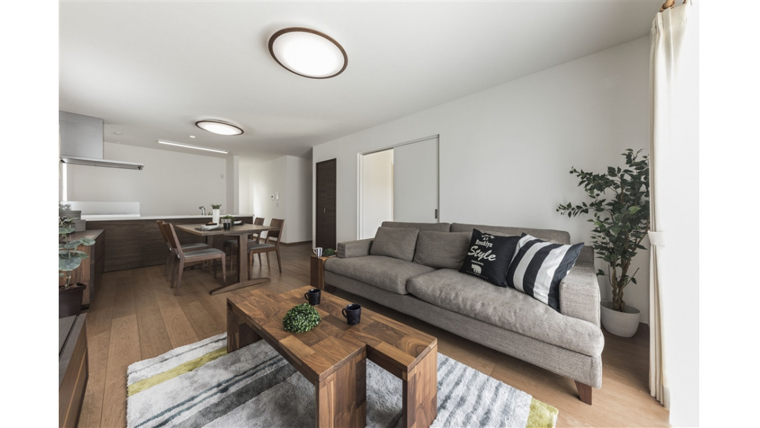 白いクロスに濃いブラウンを配した飽きのこないインテリアデザイン。