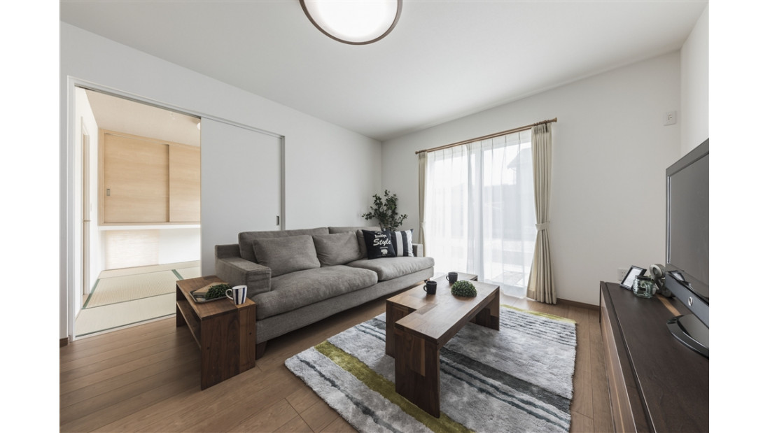 吊り戸棚のある和室と続き間になる広く明るいリビング。