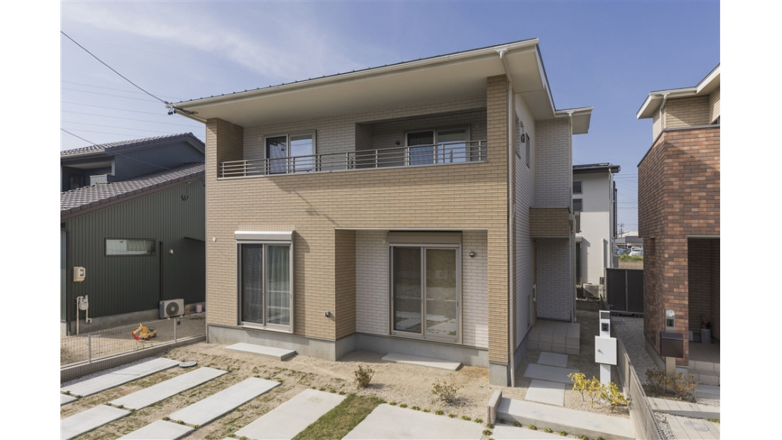 住むほどに味わいの増す総タイル外壁の家。