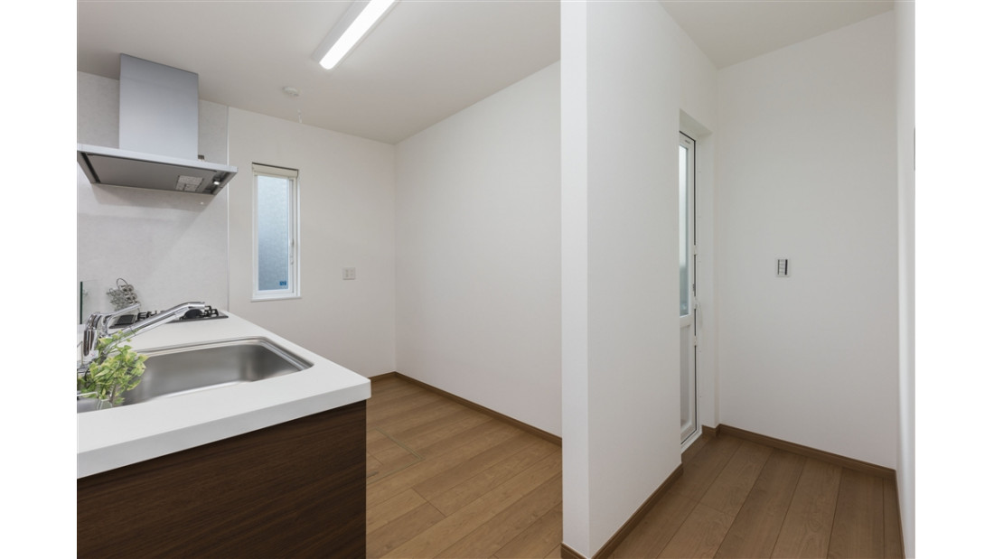 キッチンのすぐ後ろに勝手口があり便利。