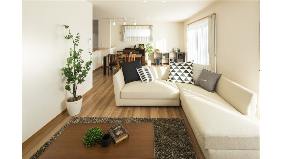 ダイニングとリビングが直線で繋がる使いやすい動線は、見た目にも広々とした感覚を与える効果があります。