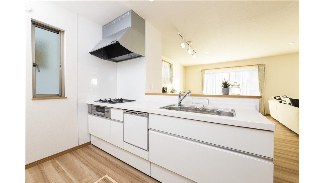 キッチンにはホワイトカラーを採用し、上品な印象に加え清潔感も演出しています。