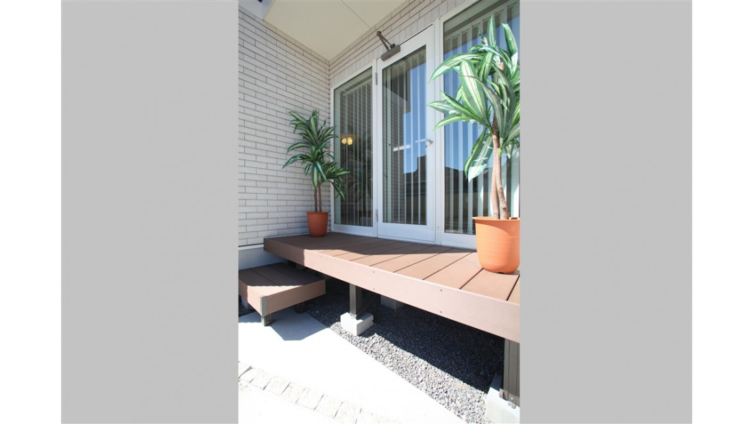 リビングのステップダウンフロアから繋がるウッドデッキは、日向ぼっこできる癒しのスペースです。