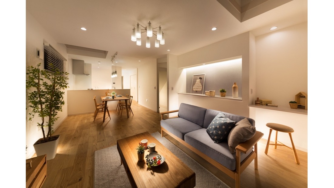 間接照明を入れることで室内をラグジュアリーな空間に。吹抜けから光が差し込むリビングは昼と夜で違った顔を見せてくれます。