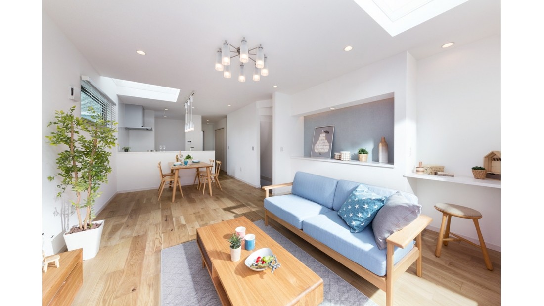 光が差し込む昼のリビング。