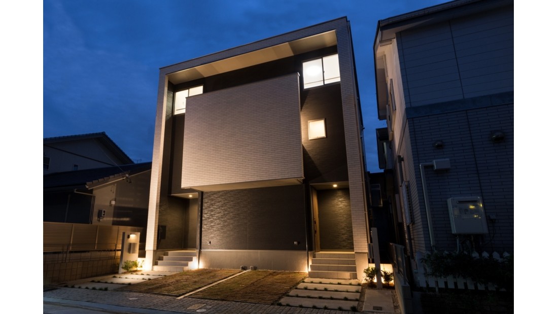 外観はアクセントにタイルを採用し、高級感を演出しています。