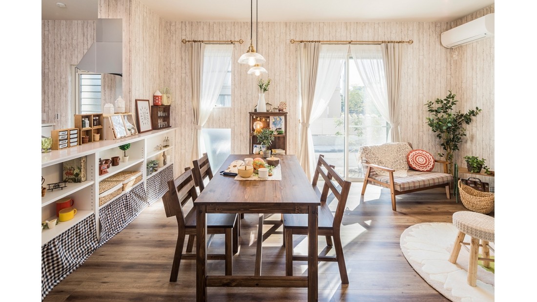 内装の壁・床をアンティーク調で仕上げ、レトロな雰囲気の中に現代のかわいさも採り入れました。