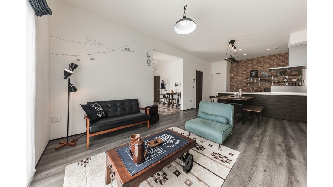 白とグレーを基調とした内観に、キッチンの
背面にはアクセントのレンガクロスを採り入れた男前スタイルの家。