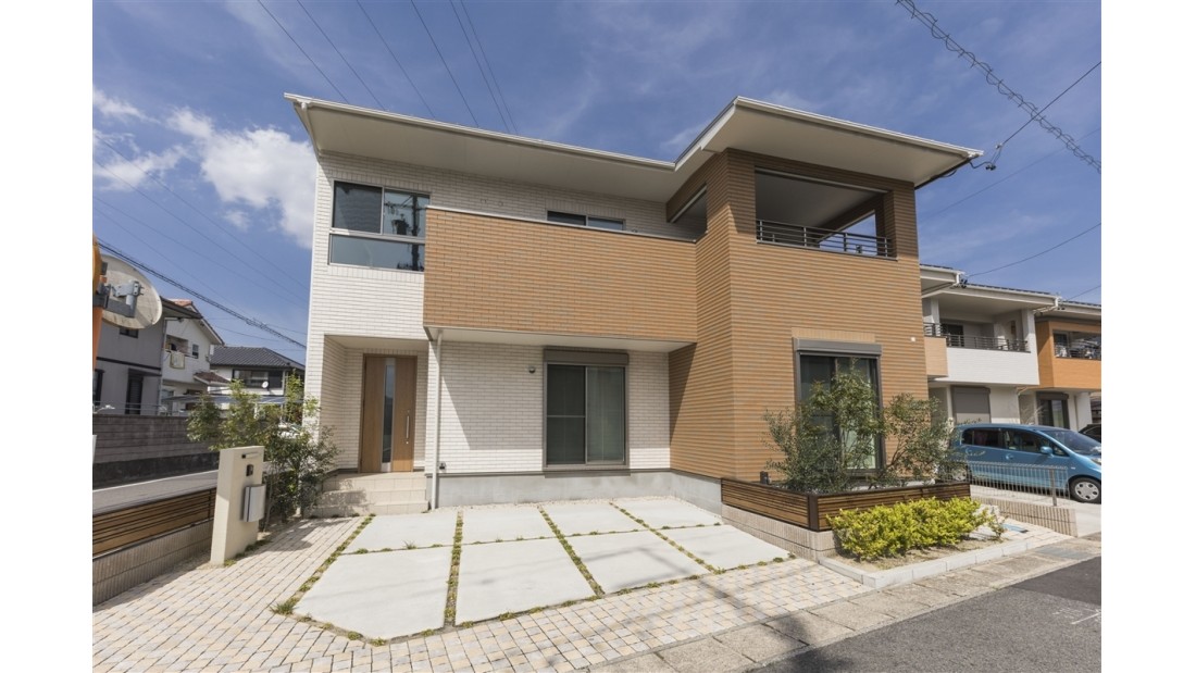 外観は総タイル外壁でいつまでも色褪せないメンテナンスフリー外壁。
時を経ると、風合いが増し内装の男前スタイルとよりいっそうなじんできます。