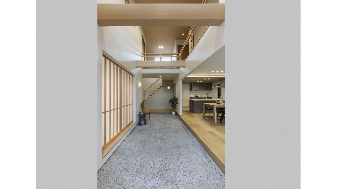 ウェルカムスペース（土間）を家の中心に配置。ウチとソトがつながる住空間を実現。