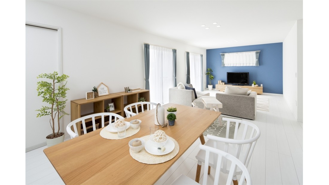 真っ白な２７帖の大空間リビングに、ブルーのアクセントクロスでコーディネート。シーサイドなイメージを醸しだすリゾートスタイルのＬＤＫ。