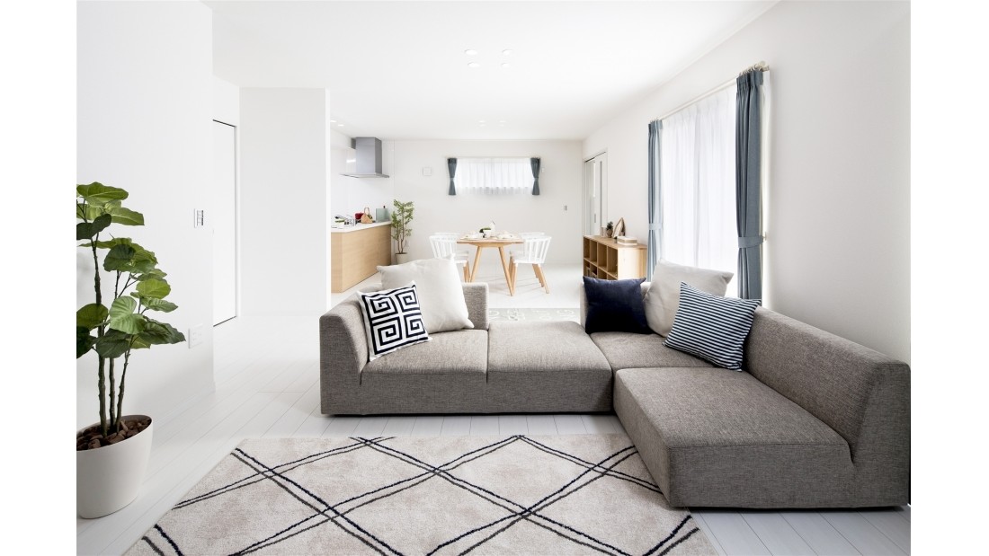 ＬＤＫの奥から玄関側を見ると、真っ白な空間が際立ち、リゾートホテルのような非日常的な感覚を味わえます。