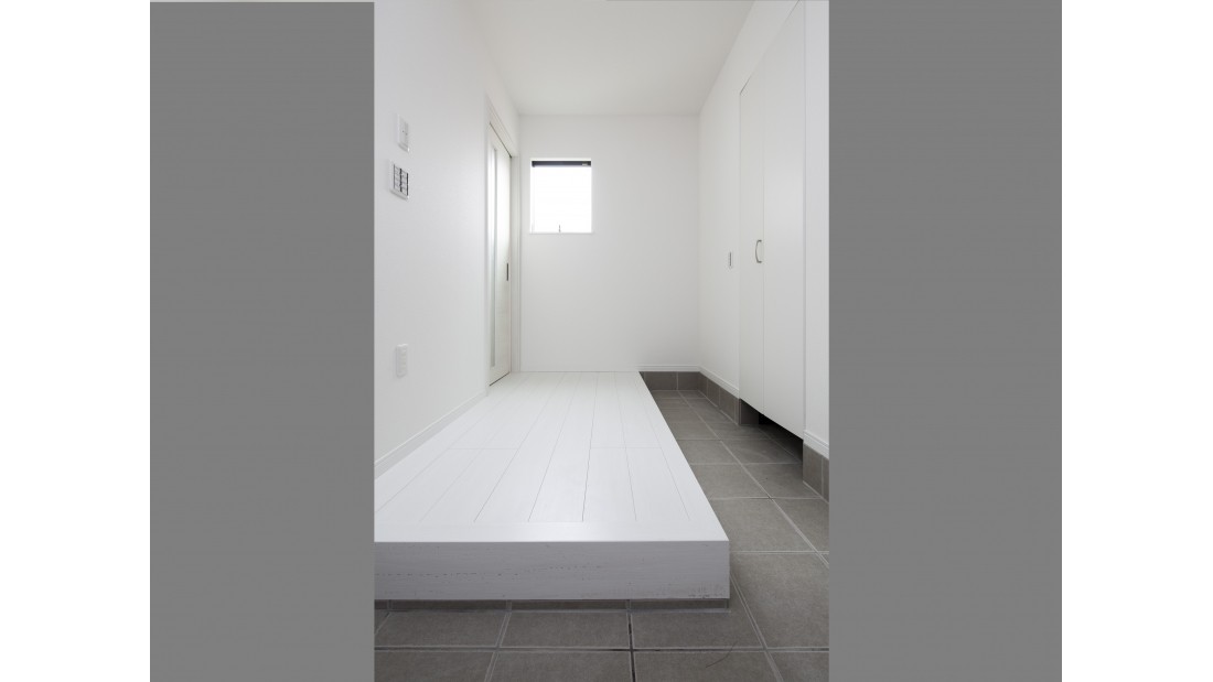 玄関は２方向から上がれる設計。大き目のウォークインクローゼットが外観のアール部分に作り込まれ、機能的にも優れたデザインです。